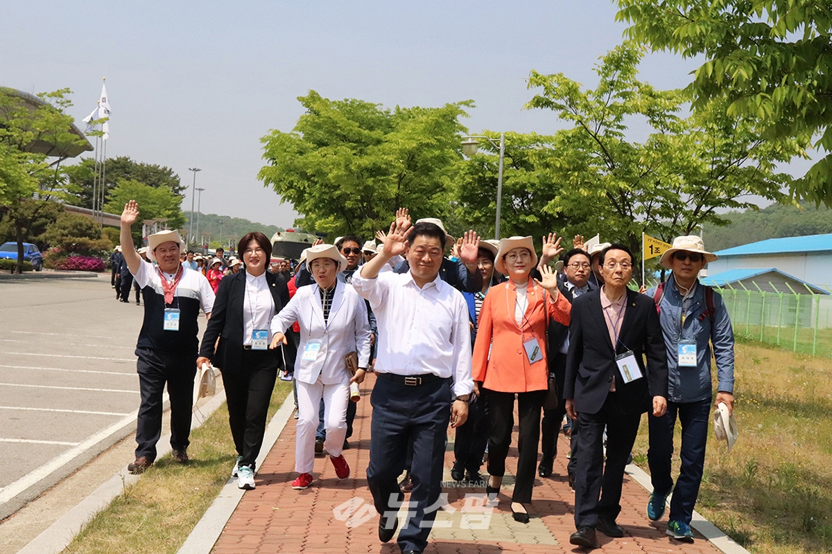 @도라산 평화공원으로 행진하는 박승원 광명시장과 시의원들