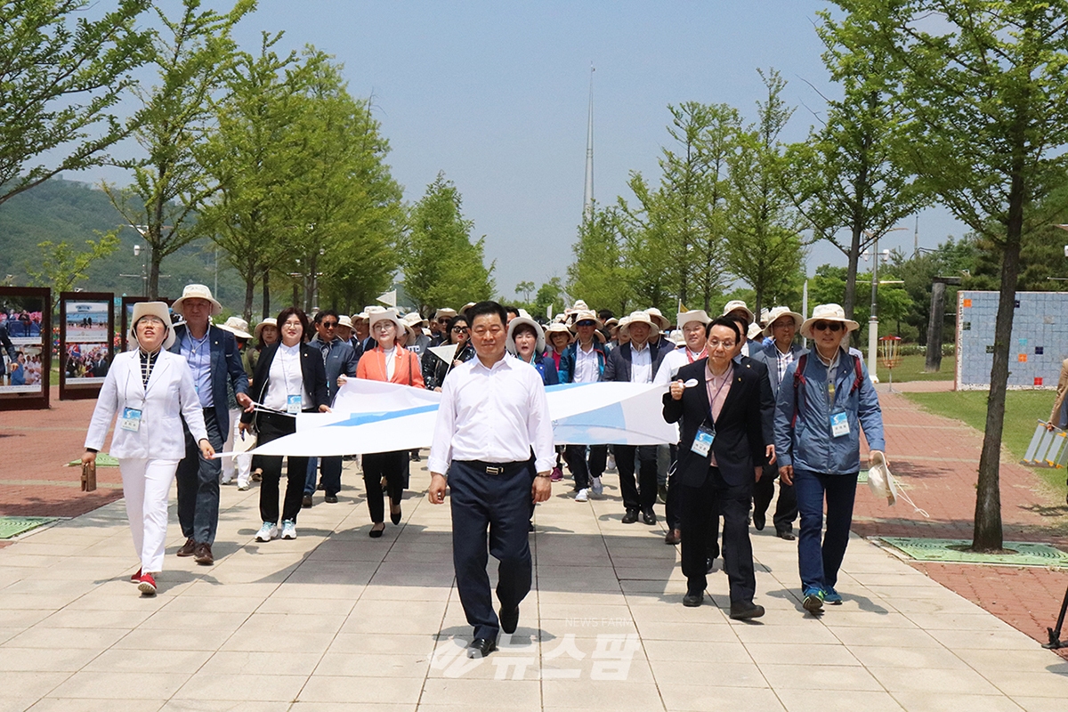 @남북평화철도 광명역에서 출발을 기원하면서 행진하는 박 시장광 광명시민들
