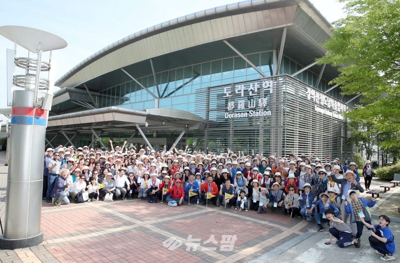 @)2019년 5월14일 열차여행에 참여한 시민들이 도라산역에서 기념촬영을 하고 있다
