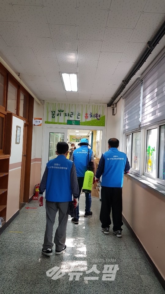 @광명시 철산2동 지역사회보장협의체는 코로나19를 예방하고자 5월 29일 오후 관내초등학교 3곳에 긴급방역을 실시했다.