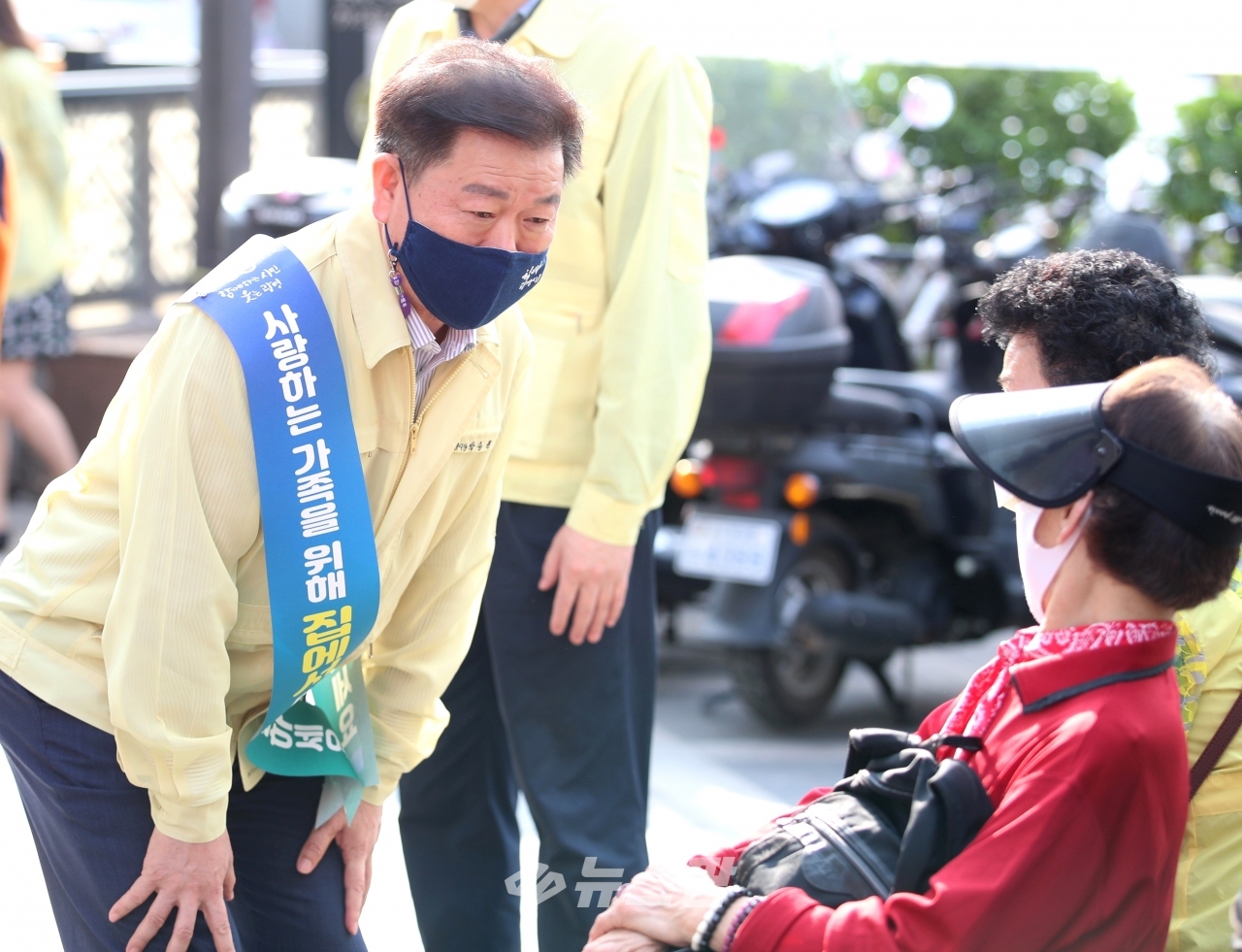 @박승원 광명시장은 추석명절을 앞둔 9월 28일 오후 광명사거리역에서 시민에게 추석명절 인사를 전하고 안전한 추석보내기를 당부했다.