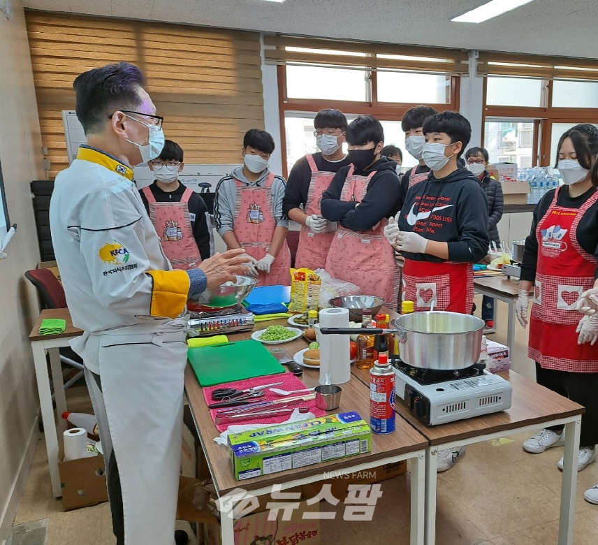 @ 광명시 광명7동 주민자치회는 11월 13일 주민세 환원 마을사업으로 꿈남 Chef 밥상머리 요리학교를 진행했다.