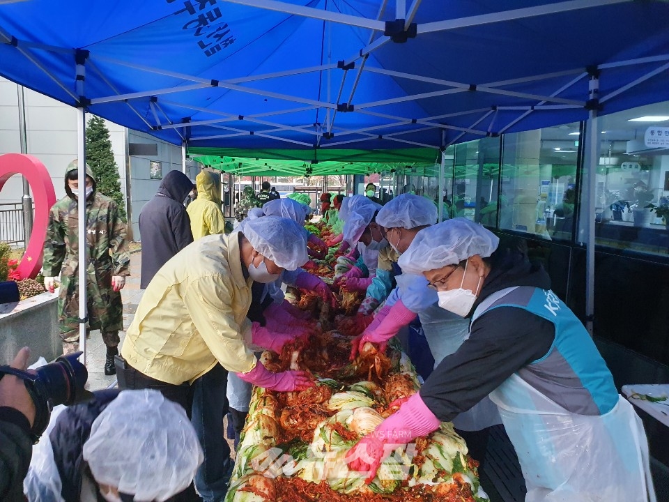 @광명시 철산3동 새마을부녀회는 11월 18일, 19일 이틀 동안 행정복지센터 앞에서 ‘사랑의 김장 담가주기 나눔행사’를 열어 어려운 이웃 80가구에 김치를 전달했다.