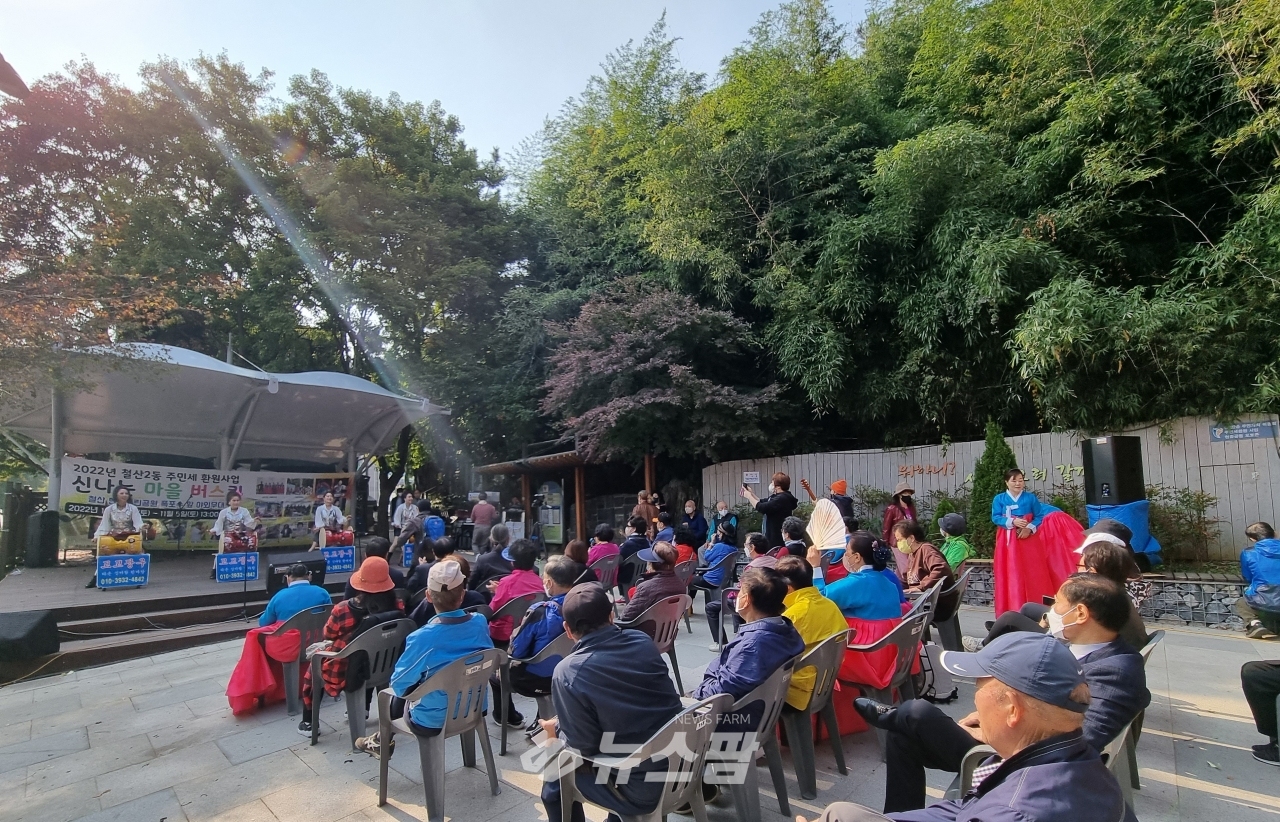 @철산2동 주민자치회는 지난 22일 현충근린공원에서 주민세 마을사업 ‘신나는 마을 버스킹’ 1회차 공연을 진행했다