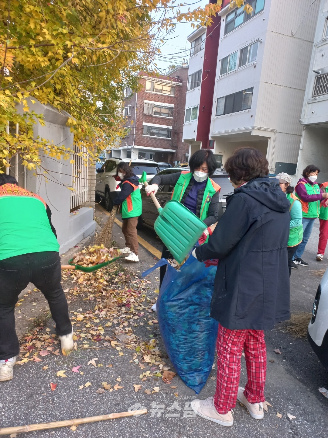 @소하2동 행정복지센터에서는 지난 17일 유관단체원과 원 등 60여 명이 참여한 가운데 빗물받이 주변 낙엽 대청소를 실시했다