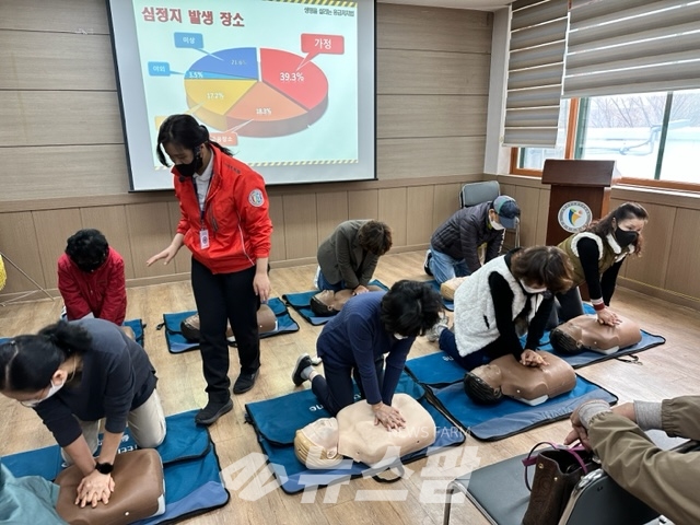 @하안3동 행정복지센터에서는 22일 유관단체원과 직원 등 50여 명이 참여한 가운데 응급처치 교육을 실시했다