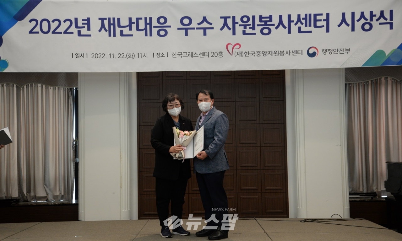 @광명시자원봉사센터는 지난 22일 한국중앙자원봉사센터와 행정안전부가 주최한 ‘2022 재난대응 우수 자원봉사센터’로 선정되어 서울 프레스센터에서 한국중앙자원봉사센터장 표창을 수상하였다고 밝혔다.