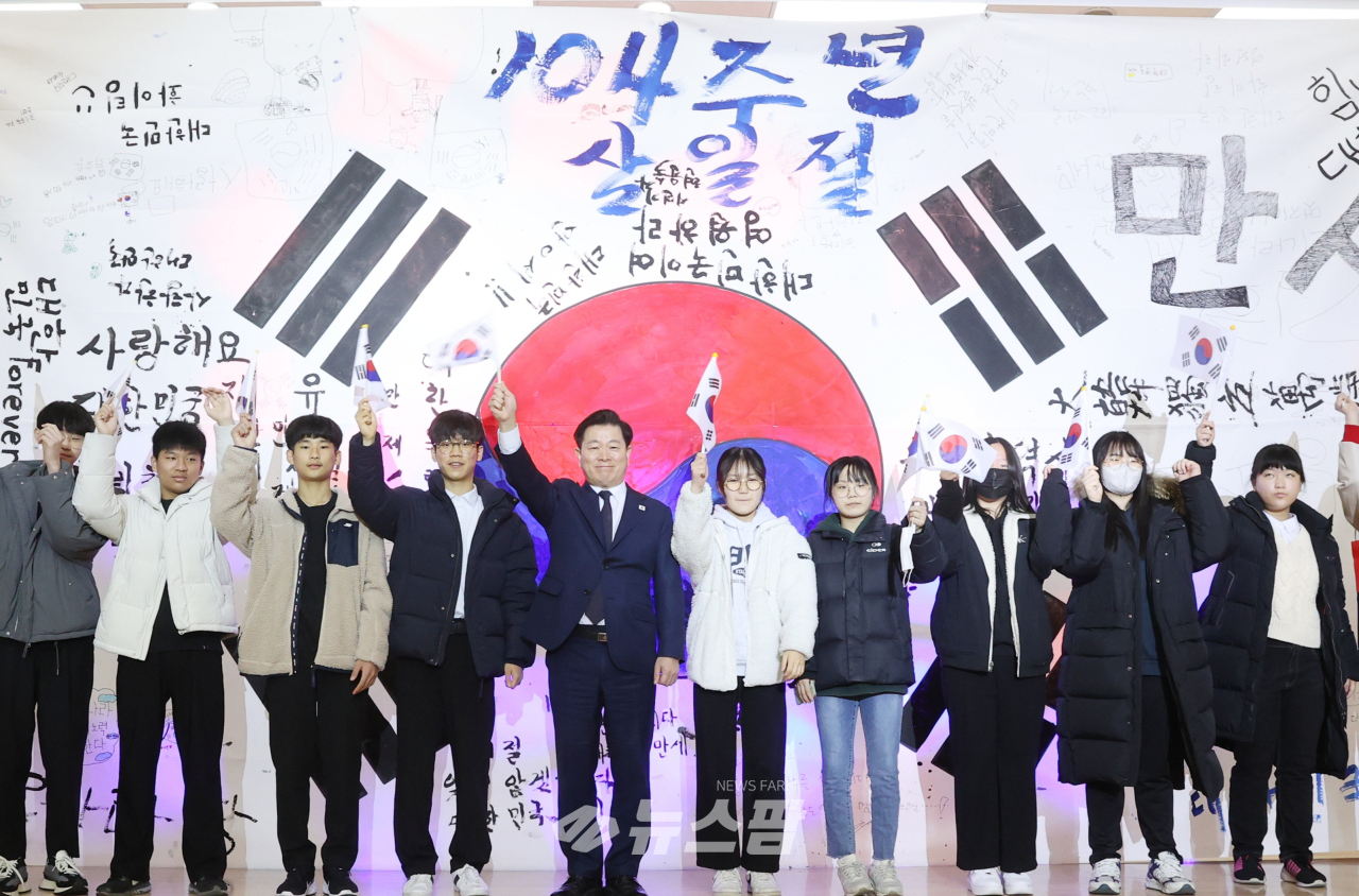 @광명시(시장 박승원-좌측 다섯번째)는 3.1독립만세운동 제104주년을 맞아 3월 1일 오전 10시 광명시청 대회의실에서 기념식을 개최했다