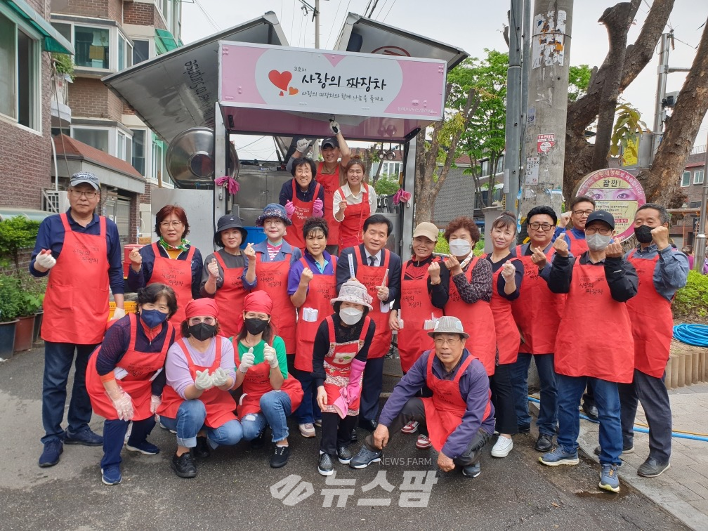 @하안1동 단독필지 자치회는 지난 4일 한국SNS연합회 사랑의 짜장차와 공동으로 안현어린이공원에서 ‘사랑의 짜장차 나눔행사’를 개최했다