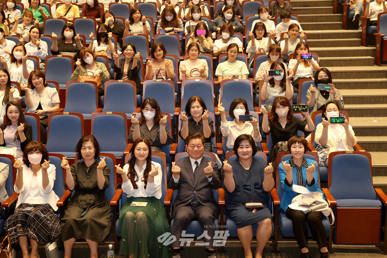 @(사)한국어린이총연합회 경기도연합회 광명시지회는 지난 23일 광명극장에서 300여 명의 보육교사들과 원장들이 한자리에 모인 가운데 보육교사 역량강화 교육를 실시했다