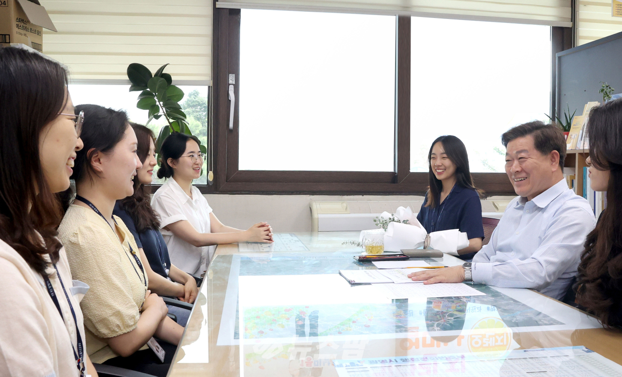 @박승원 시장은 21일 기업지원과를 방문해 단체장과 직원 간에 서로 존중하고 협력하는 건강한 조직문화 형성을 위한 ‘동행사무실’을 개최했다
