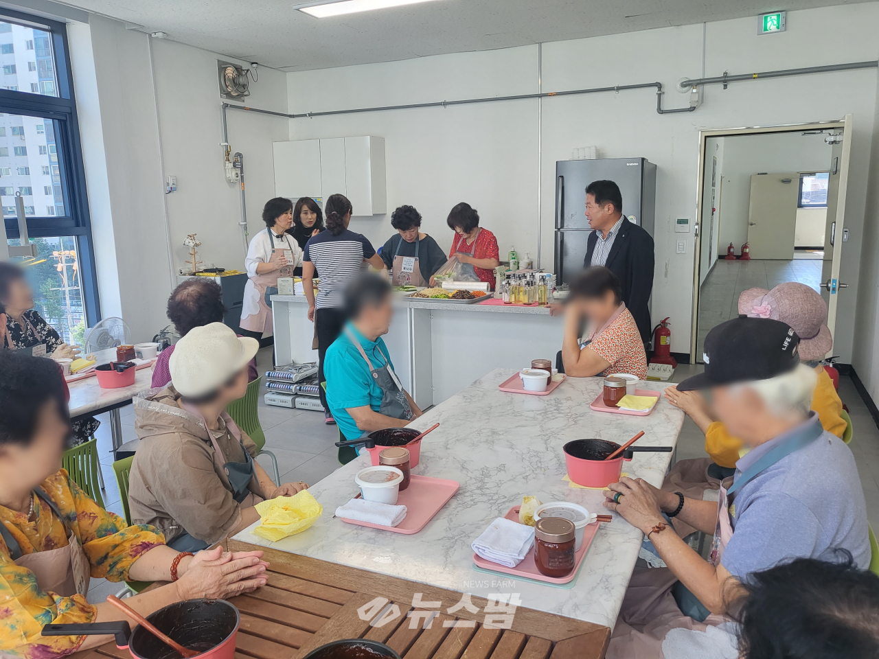 @광명7동 지역사회보장협의체는 지난 7일 특성화사업 「토닥토닥 ‘마음공방’」의 2회차 프로그램인 ‘행복요리’를 진행했다