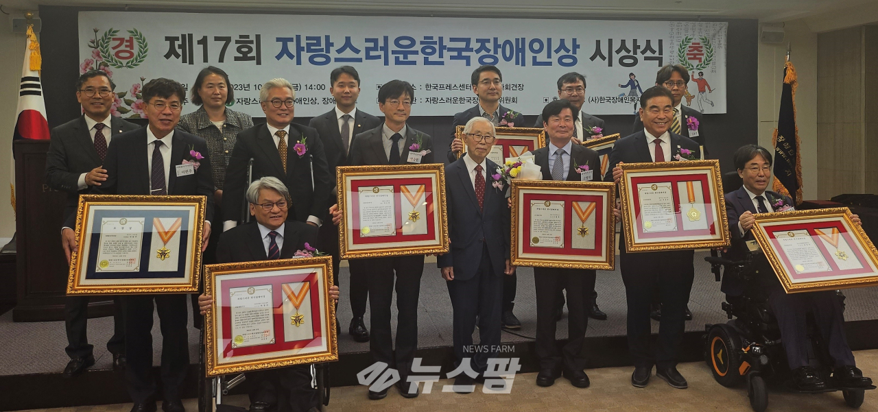 @박승원 광명시장이 장애인 평생학습 활성화 등 장애인 삶의 질 향상에 기여한 공로를 인정받아 ‘2023년 자랑스러운 한국장애인상’을 수상했다
